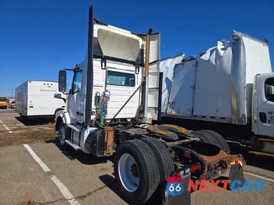 Trzecie zdjęcie samochodu z tyłu: 2016 VOLVO VNL SEMI TRUCK VIN:4V4N39TGXGN965668 - miniatura