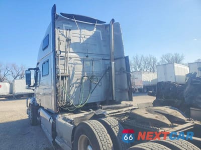 Trzecie zdjęcie samochodu z tyłu: 2020 VOLVO VNL SEMI TRUCK VIN:4V4NC9EJ9LN213463 - miniatura
