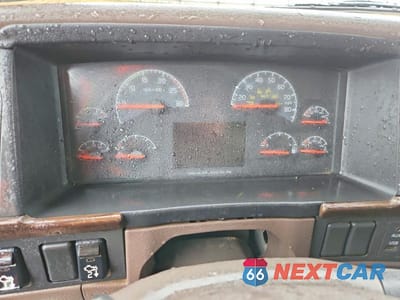 Zdjęcie 8 z 10 samochodu: 2015 VOLVO VHD DUMP TRUCK VIN:4V5KC9EH2FN910764 - miniatura