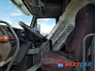 Piąte zdjęcie samochodu w środku: 2011 VOLVO VNL SEMI TRUCK VIN:4V4NC9EH3BN534832 - miniatura
