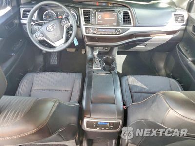 Zdjęcie 8 z 13 samochodu: 2018 TOYOTA HIGHLANDER LE PLUS VIN:5TDZZRFH1JS240252 - miniatura