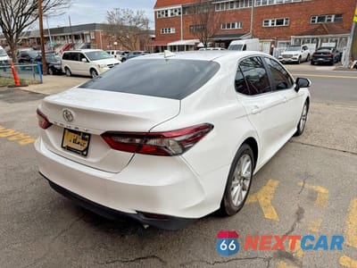 Czwarte zdjęcie samochodu z boku: 2021 TOYOTA CAMRY LE VIN:4T1C11AK1MU598688 - miniatura
