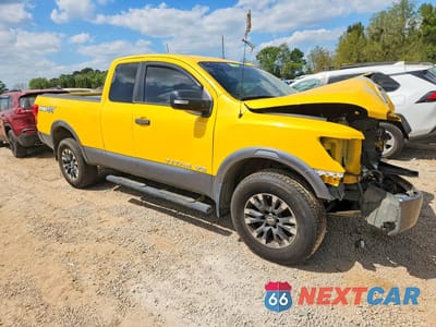 Czwarte zdjęcie samochodu z boku: 2018 NISSAN TITAN PRO-4X VIN:1N6AA1C54JN506480 - miniatura