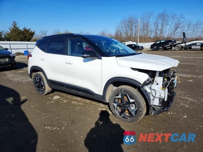 Czwarte zdjęcie samochodu z boku: 2025 KIA SELTOS S VIN:KNDEUCAA1S7732943 - miniatura