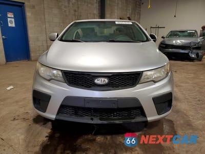 Piąte zdjęcie samochodu w środku: 2010 KIA FORTE KOUP EX VIN:KNAFU6A22A5148380 - miniatura