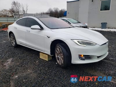 Czwarte zdjęcie samochodu z boku: 2021 TESLA MODEL S VIN:5YJSA1E2XMF426288 - miniatura