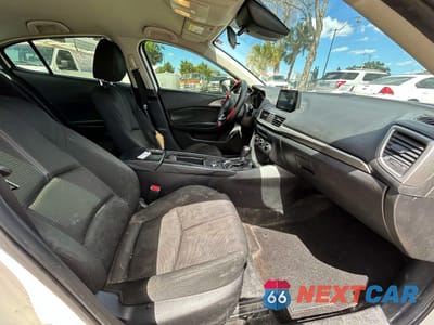 Piąte zdjęcie samochodu w środku: 2018 MAZDA 3 SPORT VIN:3MZBN1U76JM174755 - miniatura