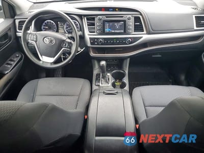 Zdjęcie 8 z 13 samochodu: 2019 TOYOTA HIGHLANDER LE VIN:5TDBZRFH8KS728777 - miniatura