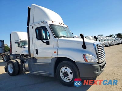 2016 FREIGHTLINER CASCADIA 1 - SEMI TRUCK 1FUBGEDV2GLHC5753 - główne zdjęcie licytacji z USA - miniatura
