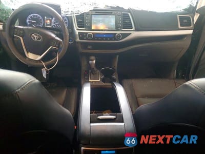 Zdjęcie 8 z 13 samochodu: 2018 TOYOTA HIGHLANDER XLE VIN:5TDJZRFH3JS539111 - miniatura