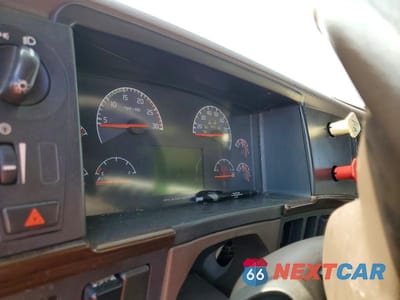 Zdjęcie 8 z 10 samochodu: 2014 VOLVO VNL SEMI TRUCK VIN:4V4NC9EG3EN159990 - miniatura
