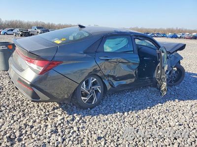 Trzecie zdjęcie samochodu z tyłu: 2025 HYUNDAI ELANTRA SEL SPORT VIN:KMHLM4DG4SU978847 - miniatura