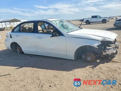 Czwarte zdjęcie samochodu z boku: 2010 MERCEDES-BENZ C 300 VIN:WDDGF5EB4AR129513 - miniatura