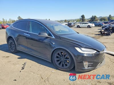 Czwarte zdjęcie samochodu z boku: 2017 TESLA MODEL X VIN:5YJXCAE27HF076706 - miniatura