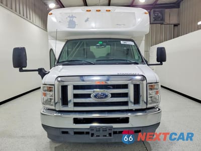 Piąte zdjęcie samochodu w środku: 2022 FORD E350 SHUTTLE BUS VIN:1FDEE3FN9NDC42471 - miniatura
