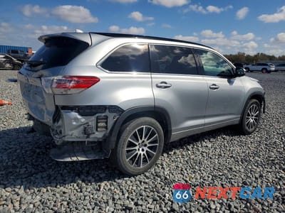 Trzecie zdjęcie samochodu z tyłu: 2017 TOYOTA HIGHLANDER SE VIN:5TDKZRFH2HS520581 - miniatura