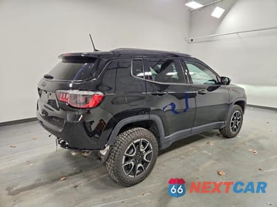 Trzecie zdjęcie samochodu z tyłu: 2025 JEEP COMPASS TRAILHAWK VIN:3C4NJDDN0ST621728 - miniatura