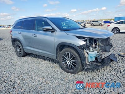 Czwarte zdjęcie samochodu z boku: 2017 TOYOTA HIGHLANDER SE VIN:5TDKZRFH2HS520581 - miniatura