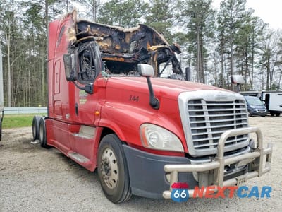 2015 FREIGHTLINER CASCADIA SEMI TRUCK 3AKJGLD65FSGA4985 - główne zdjęcie licytacji z USA - miniatura