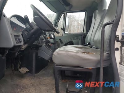 Piąte zdjęcie samochodu w środku: 2005 INTERNATIONAL 4300 DE-ICER TRUCK VIN:1HTMMAAM35H686253 - miniatura