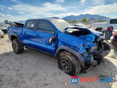 Czwarte zdjęcie samochodu z boku: 2023 CHEVROLET COLORADO ZR2 VIN:1GCPTFEK2P1228489 - miniatura