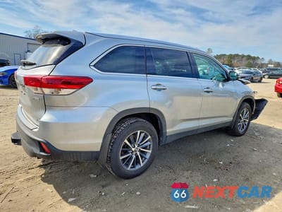 Trzecie zdjęcie samochodu z tyłu: 2019 TOYOTA HIGHLANDER HYBRID XLE VIN:5TDJGRFH1KS054036 - miniatura
