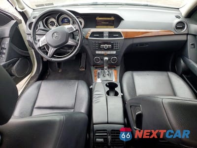 Zdjęcie 8 z 12 samochodu: 2012 MERCEDES-BENZ C 300 4MATIC VIN:WDDGF8BBXCR226210 - miniatura