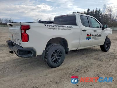 Trzecie zdjęcie samochodu z tyłu: 2019 CHEVROLET SILVERADO K1500 TRAIL BOSS CUSTOM VIN:1GCRYCEF9KZ257395 - miniatura