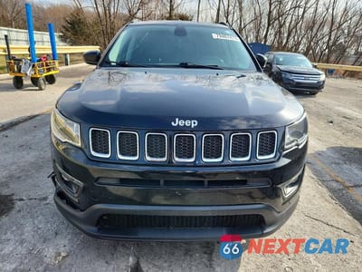Piąte zdjęcie samochodu w środku: 2018 JEEP COMPASS LATITUDE VIN:3C4NJDBB8JT111943 - miniatura