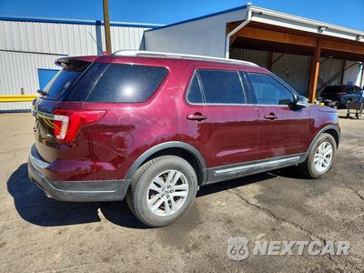 Trzecie zdjęcie samochodu z tyłu: 2018 FORD EXPLORER XLT VIN:1FM5K8D83JGA96483 - miniatura