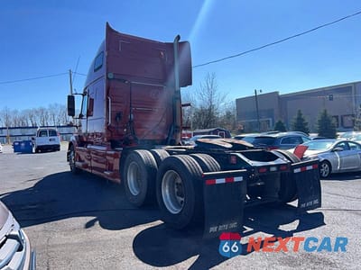 Czwarte zdjęcie samochodu z boku: 2014 VOLVO VNL TRUCKS SEMI TRUCK VIN:4V4NC9TJ6EN177222 - miniatura