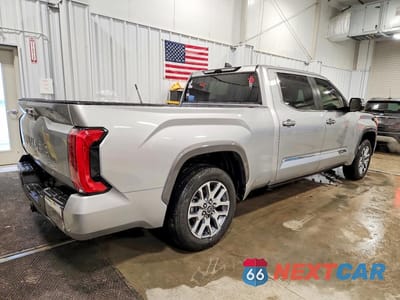 Trzecie zdjęcie samochodu z tyłu: 2024 TOYOTA TUNDRA 1794 EDITION VIN:5TFMA5EC2RX023038 - miniatura