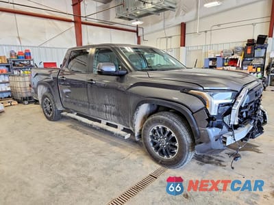 Czwarte zdjęcie samochodu z boku: 2024 TOYOTA TUNDRA SR5 VIN:5TFLA5DB2RX218349 - miniatura