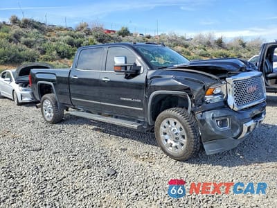 Czwarte zdjęcie samochodu z boku: 2017 GMC SIERRA K2500 DENALI VIN:1GT12UEY5HF124987 - miniatura