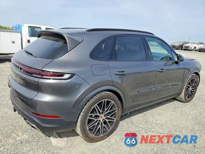 Trzecie zdjęcie samochodu z tyłu: 2024 PORSCHE CAYENNE VIN:WP1AA2AY9RDA09740 - miniatura