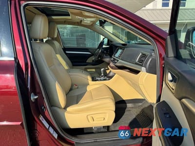 Piąte zdjęcie samochodu w środku: 2018 TOYOTA HIGHLANDER XLE VIN:5TDJZRFH2JS823121 - miniatura