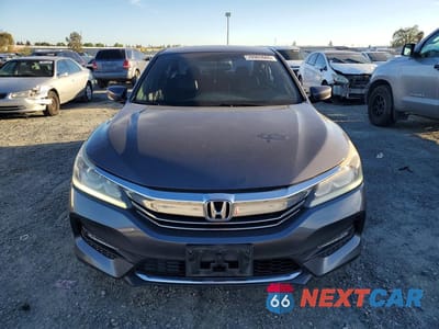 Piąte zdjęcie samochodu w środku: 2017 HONDA ACCORD SPORT VIN:1HGCR2F59HA052493 - miniatura