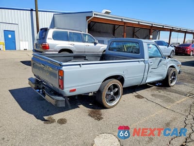 Trzecie zdjęcie samochodu z tyłu: 1982 TOYOTA PICKUP SR5 VIN:JT4RN44S0C0069657 - miniatura