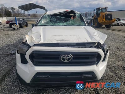 Piąte zdjęcie samochodu w środku: 2024 TOYOTA TACOMA SR5 VIN:3TMKB5FN4RM010625 - miniatura