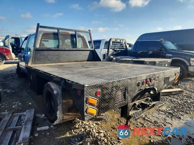 Drugie zdjęcie samochodu z przodu: 2009 FORD F350 SUPER DUTY FLATBED TRUCK VIN:1FDWW36R69EA19728 - miniatura