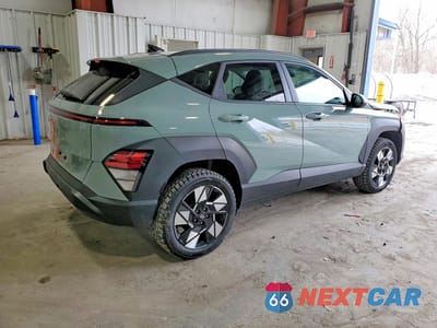 Trzecie zdjęcie samochodu z tyłu: 2025 HYUNDAI KONA SEL VIN:KM8HBCAB7SU195990 - miniatura