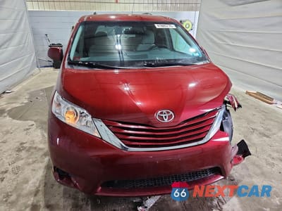 Piąte zdjęcie samochodu w środku: 2017 TOYOTA SIENNA LE 8-PASSENGER VIN:5TDKZ3DC0HS872787 - miniatura