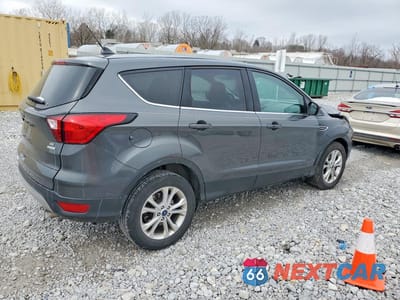 Trzecie zdjęcie samochodu z tyłu: 2019 FORD ESCAPE SE VIN:1FMCU0GD3KUA77219 - miniatura