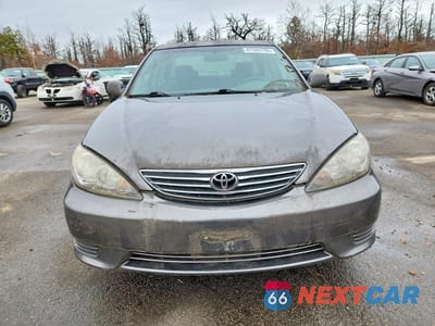 Piąte zdjęcie samochodu w środku: 2005 TOYOTA CAMRY LE VIN:4T1BE32K95U970290 - miniatura