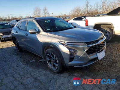 Czwarte zdjęcie samochodu z boku: 2025 CHEVROLET TRAX 1LT VIN:KL77LHEP9SC171404 - miniatura