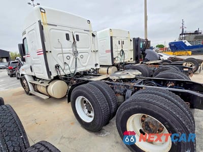 Trzecie zdjęcie samochodu z tyłu: 2017 FREIGHTLINER CASCADIA 113 VIN:3AKJGHDV8HSHZ2770 - miniatura