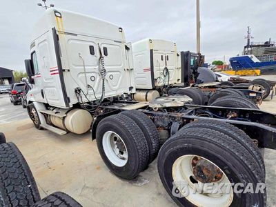 Trzecie zdjęcie samochodu z tyłu: 2017 FREIGHTLINER CASCADIA 113 VIN:3AKJGHDV8HSHZ2770 - miniatura