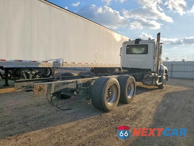 Czwarte zdjęcie samochodu z boku: 2018 MACK CXU613 TRUCK CAB AND CHASSIS VIN:1M2AW07C9JM089222 - miniatura