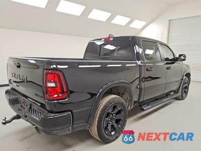Trzecie zdjęcie samochodu z tyłu: 2025 RAM 1500 BIG HORN VIN:1C6SRFFP7SN675573 - miniatura