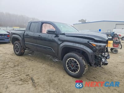 Czwarte zdjęcie samochodu z boku: 2025 TOYOTA TACOMA TRD OFF-ROAD VIN:3TMLB5JN4SM165564 - miniatura